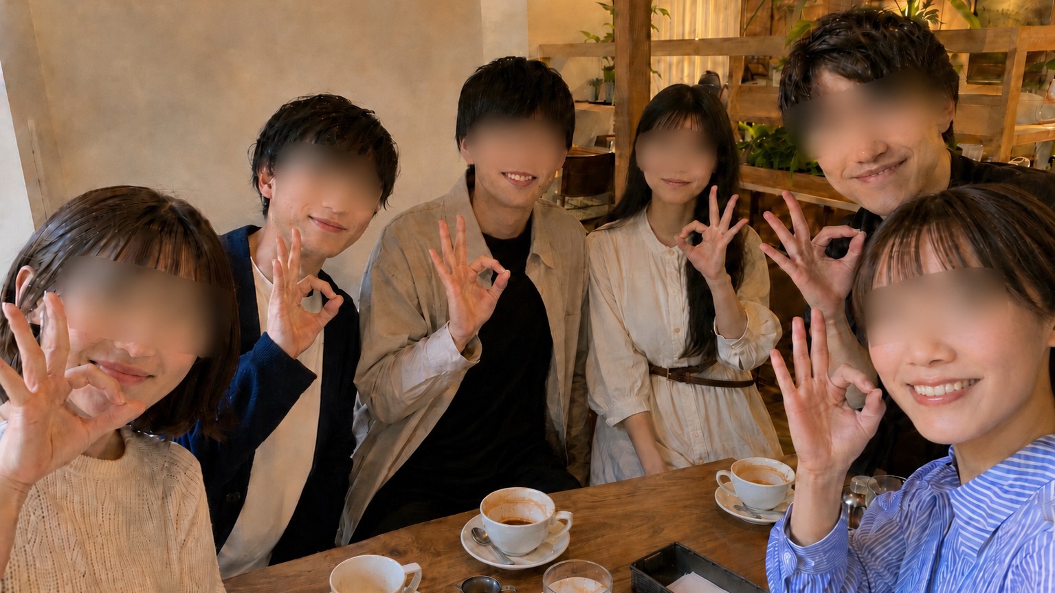カフェ会終了時に希望者で集合写真を撮影している様子