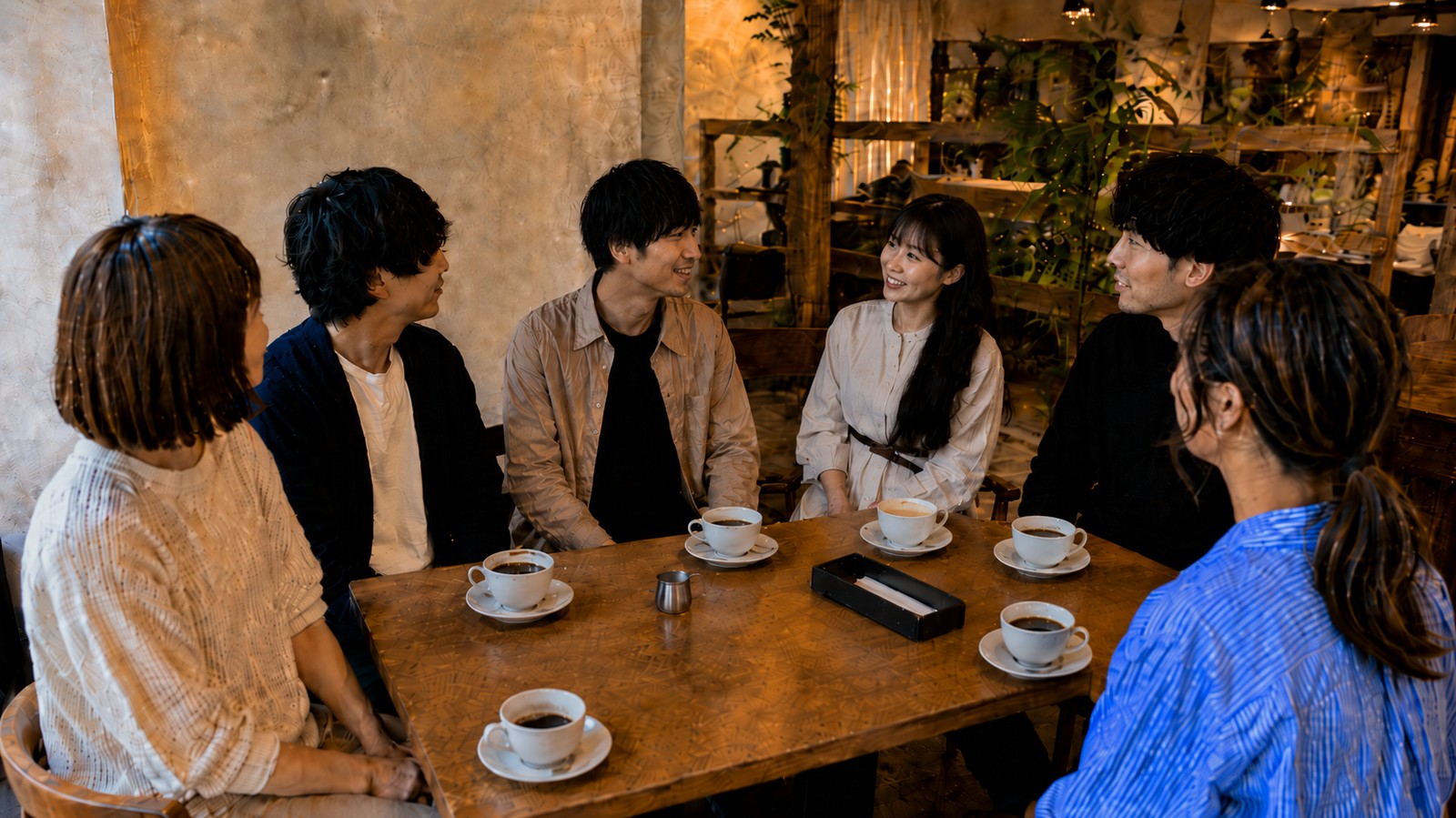 参加者同士がカフェで自然に会話を楽しんでいる様子